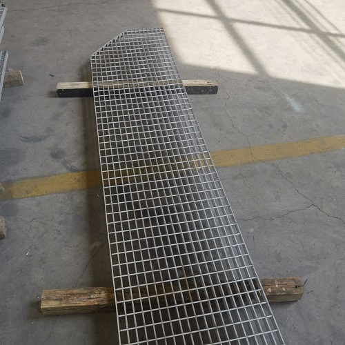 地鐵站臺(tái)鋼格板防滑處理：避免雨天事故！